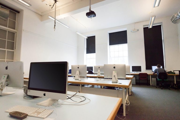 Umschulung im Computerraum