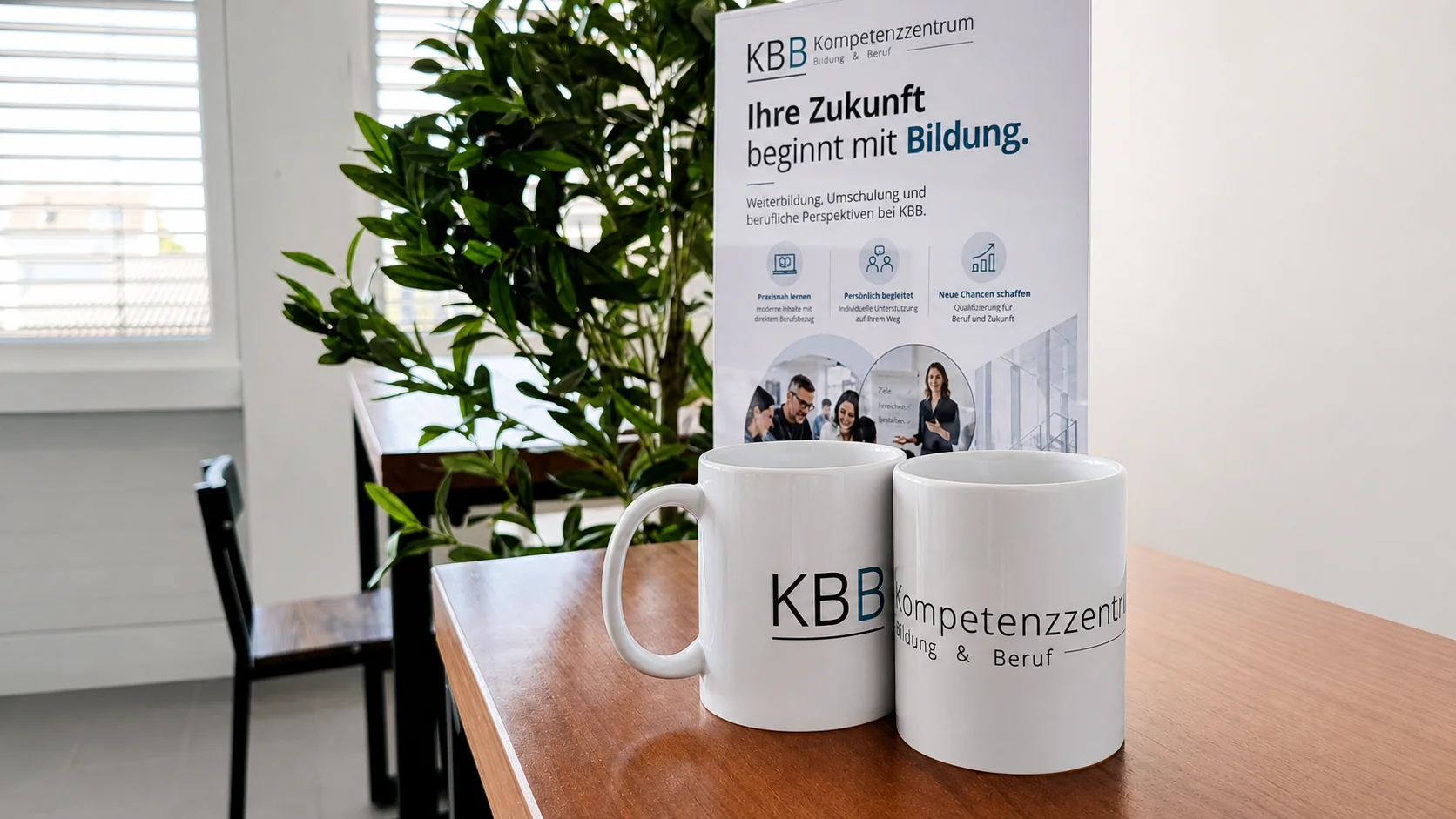 Zwei KBB-Tassen vor einem KBB-Aufsteller im Bildungszentrum Lörrach